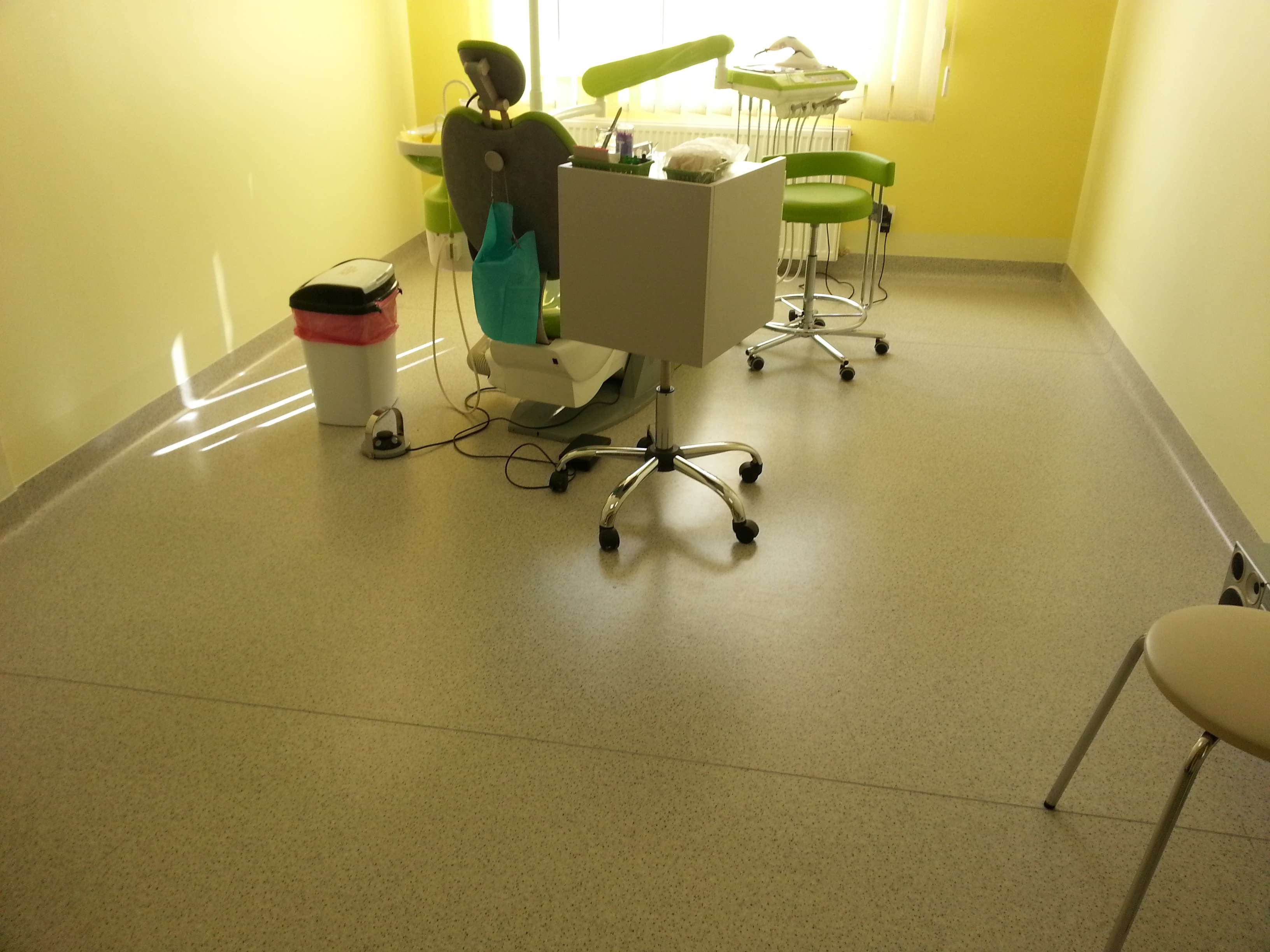 ukladanie-wykladzin-w-gabinetach-stomatologicznych-4