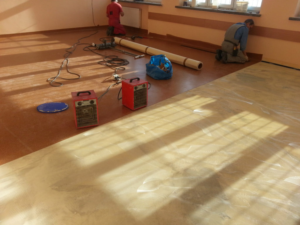 Układanie wykładziny w szkołach